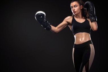 Siyah arka planda kadın boksör. Boks ve fitness konsepti.