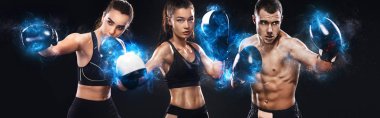 Üç Sportsmans, kadın ve erkek boksörler siyah arka planda eldiven mücadele grubu. Boks ve fitness konsepti.