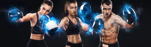 Grupo de tres deportistas, mujeres y hombres boxeadores que luchan en guantes sobre fondo negro. Concepto de boxeo y fitness . — Foto de Stock