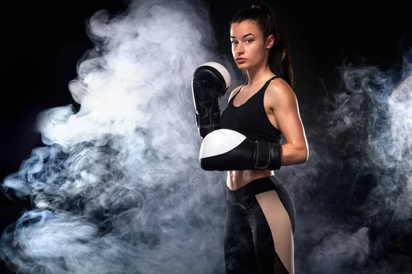 Boxeadora sobre fondo negro. Concepto de boxeo y fitness . — Foto de Stock