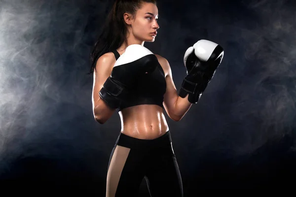Boxeadora sobre fondo negro. Concepto de boxeo y fitness . — Foto de Stock