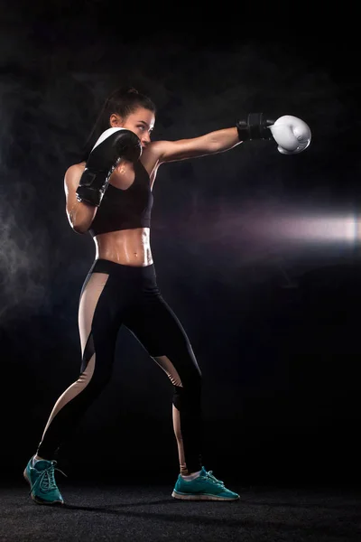 Boxer donna su sfondo nero. Boxe e fitness concept . — Foto Stock