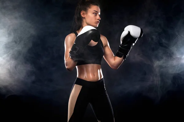 Mulher boxeadora no fundo preto. Conceito de boxe e fitness . — Fotografia de Stock