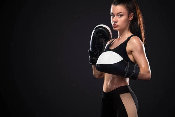Mulher boxeadora de luvas de boxe em fundo preto. Conceito de boxe e fitness . — Fotografia de Stock