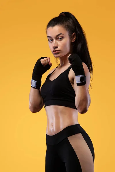 Deportista, boxeadora peleando con guantes. sobre fondo amarillo. Concepto de boxeo y fitness . — Foto de Stock