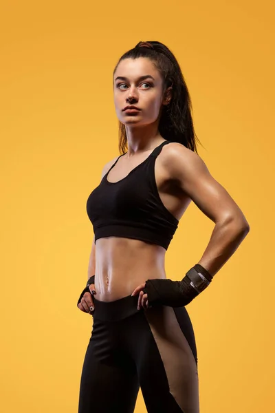 Sportivo, pugile donna che lotta con i guanti. su sfondo giallo. Boxe e fitness concept . — Foto Stock