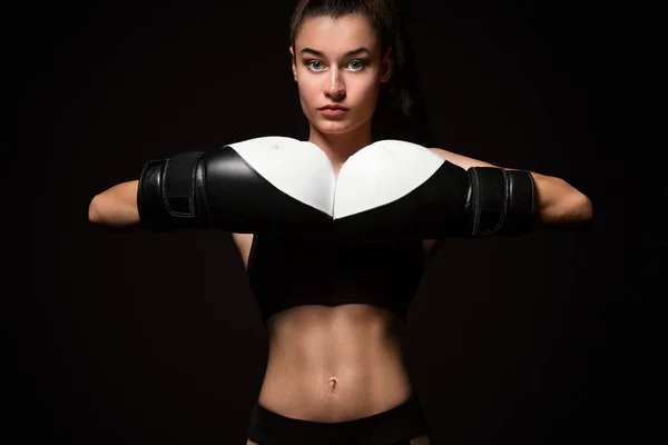 Mujer boxeadora con guantes de boxeo sobre fondo negro. Concepto de boxeo y fitness . — Foto de Stock