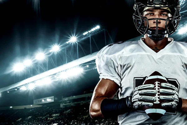 Jugador de fútbol americano, con casco en el estadio. Concepto de acción deportiva . — Foto de Stock