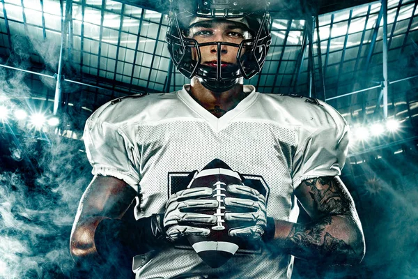 American Football-Spieler, mit Helm auf dem Stadion. Sportaktionskonzept. — Stockfoto