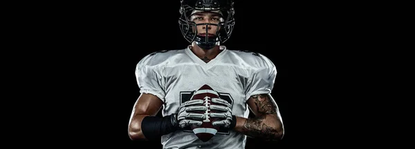 Американський футболіст, спортсмен у шоломі на стадіоні. Чорно-біле фото. Спортивні шпалери. — стокове фото