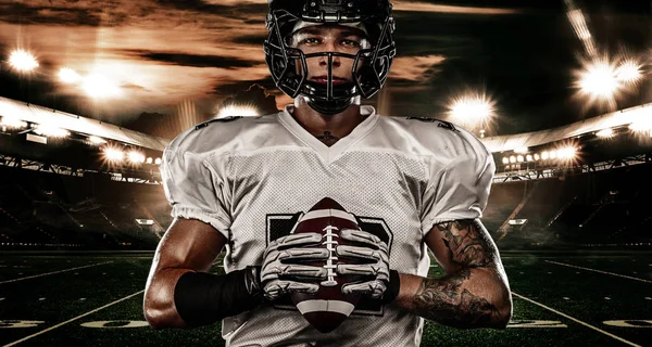 American Football Sportler mit Helm auf dem Stadion. Sporttapete. — Stockfoto