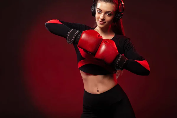 Mujer joven deportista boxeadora en entrenamiento de boxeo. Chica usando guantes, ropa deportiva . — Foto de Stock