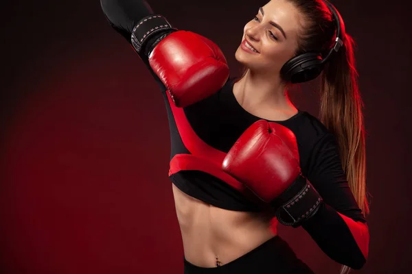 Mujer joven deportista boxeadora en entrenamiento de boxeo. Chica usando guantes, ropa deportiva . — Foto de Stock