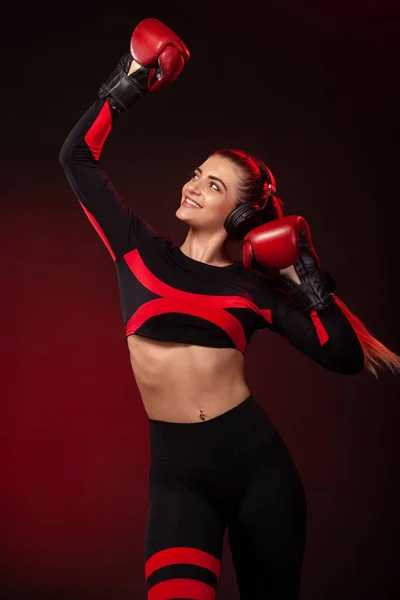 Mujer joven deportista boxeadora en entrenamiento de boxeo. Chica usando guantes, ropa deportiva . — Foto de Stock