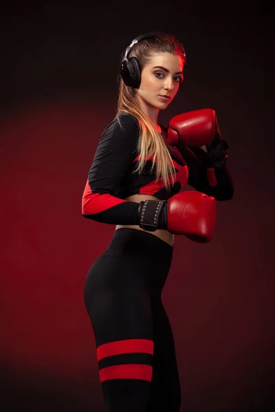 Mujer joven deportista boxeadora en entrenamiento de boxeo. Chica usando guantes, ropa deportiva . —  Fotos de Stock