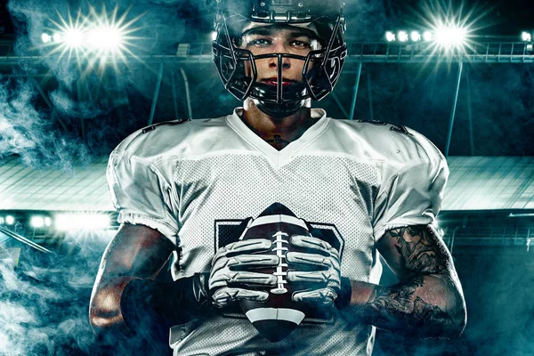 American Football-Spieler, mit Helm auf dem Stadion. Sportaktionskonzept. — Stockfoto