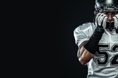 Siyah arka planda izole kask Lı Amerikalı futbol sporcusu. Spor ve motivasyon duvar kağıdı.