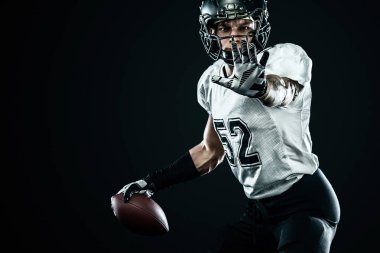 Siyah arka planda izole kask Lı Amerikalı futbol sporcusu. Spor ve motivasyon duvar kağıdı.