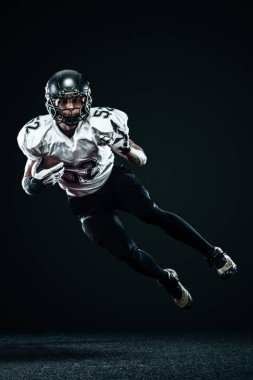 Siyah arka planda izole kask Lı Amerikalı futbol sporcusu. Spor ve motivasyon duvar kağıdı.