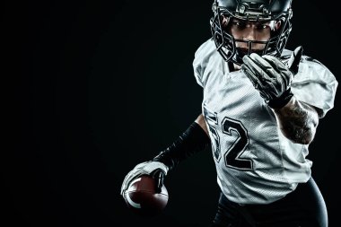 Siyah arka planda izole kask Lı Amerikalı futbol sporcusu. Spor ve motivasyon duvar kağıdı.