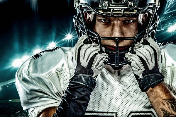 Jogador de futebol americano. Esportista com bola no capacete no estádio em ação. Papel de parede esporte. Retrato de close-up . — Fotografia de Stock