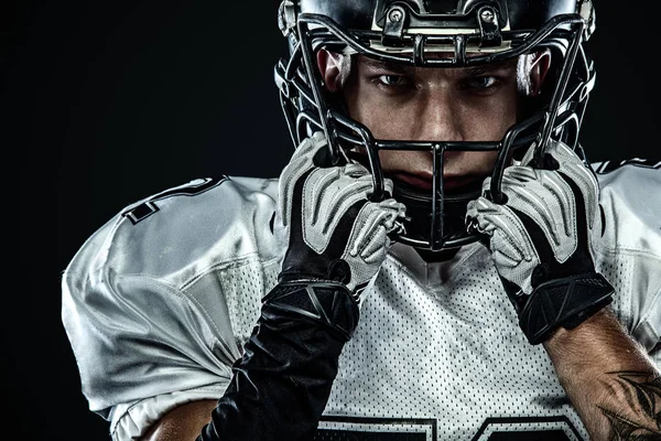 American Football sportman speler in helm geïsoleerd op zwarte achtergrond. Sport en motivatie wallpaper. — Stockfoto