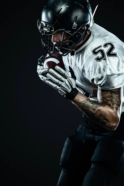 Jugador de fútbol americano deportista en casco aislado sobre fondo negro. Fondo de pantalla deporte y motivación . —  Fotos de Stock