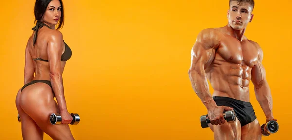 强壮的肌肉健美运动妇女和男子泵起肌肉与哑铃在黄色背景。锻炼健美概念. — 图库照片