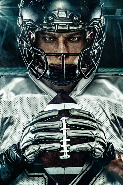 Jogador de futebol americano. Esportista com bola no capacete no estádio em ação. Papel de parede esporte. Desportos de equipa. — Fotografia de Stock