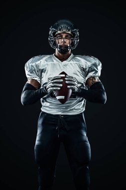 Siyah zemin üzerinde kask Amerikan futbol sporcusu oyuncu. Spor ve motivasyon. Takım sporları.
