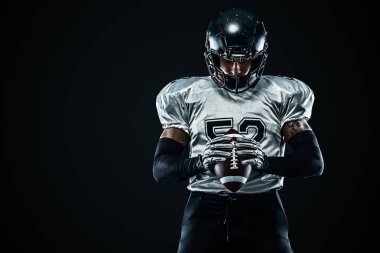 Siyah zemin üzerinde kask Amerikan futbol sporcusu oyuncu. Spor ve motivasyon. Takım sporları.