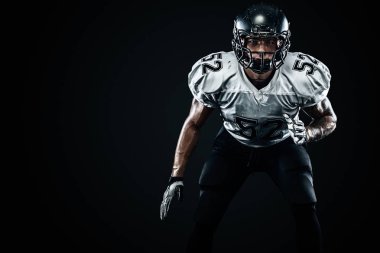 Siyah zemin üzerinde kask Amerikan futbol sporcusu oyuncu. Spor ve motivasyon. Takım sporları.
