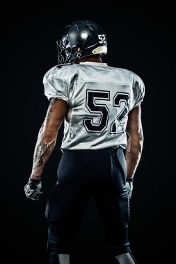 Siyah zemin üzerinde kask Amerikan futbol sporcusu oyuncu. Spor ve motivasyon. Takım sporları.