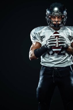 Siyah zemin üzerinde kask Amerikan futbol sporcusu oyuncu. Spor ve motivasyon. Takım sporları.