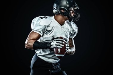 Siyah zemin üzerinde kask Amerikan futbol sporcusu oyuncu. Spor ve motivasyon. Takım sporları.