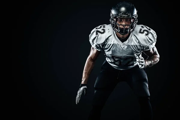 Amerikansk fotboll Sportsman spelare i hjälm på svart bakgrund. Idrott och motivation. Lagsporter. — Stockfoto