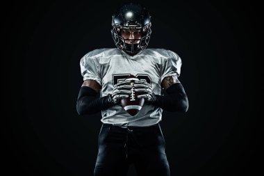 Siyah zemin üzerinde kask Amerikan futbol sporcusu oyuncu. Spor ve motivasyon. Takım sporları.