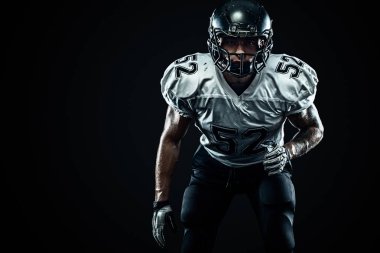 Siyah zemin üzerinde kask Amerikan futbol sporcusu oyuncu. Spor ve motivasyon. Takım sporları.