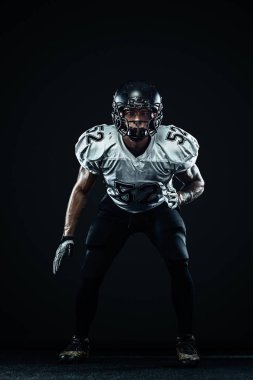 Siyah zemin üzerinde kask Amerikan futbol sporcusu oyuncu. Spor ve motivasyon. Takım sporları.