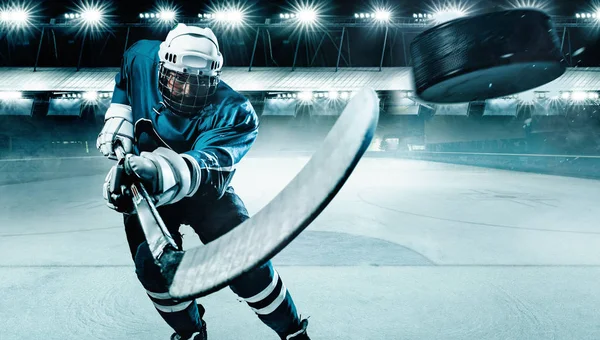 Athlète joueur de hockey sur glace dans le casque et gants sur le stade avec bâton. Coup de feu. Concept sportif. — Photo
