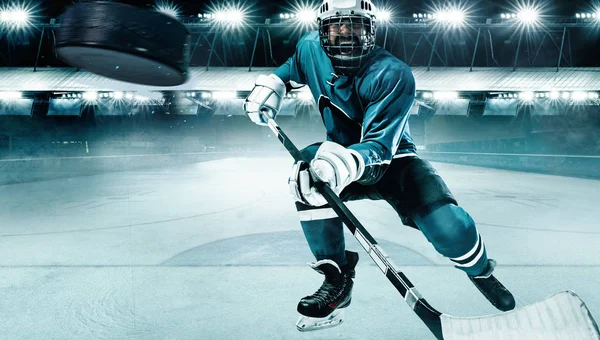 Lední hokejista sportovec v helmě a rukavice na stadionu s holí. Akční záběr. Sportovní koncept. — Stock fotografie