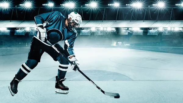 Giocatore di hockey su ghiaccio atleta nel casco e guanti sullo stadio con bastone. Un colpo d'azione. Concetto sportivo. — Foto Stock