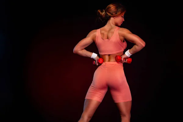 Joven atleta fitness mujer y culturista con dumbell. Deportes individuales. Recreación deportiva . —  Fotos de Stock
