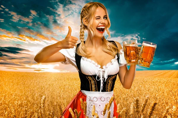 Wow-Gefühl. junge sexy Oktoberfestkellnerin, die ein traditionelles bayerisches oder deutsches Dirndl trägt und große Bierkrüge mit Getränken auf gelbem Hintergrund serviert. — Stockfoto
