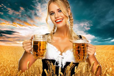 Geleneksel bir Bavyera ya da Alman dirndl 'i giymiş genç seksi Ekim Festivali kız garsonu, sarı arka planda içkili iki büyük bira bardağı servis ediyor..