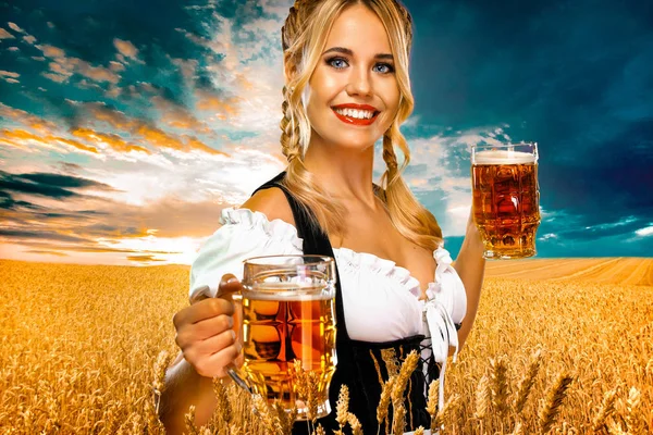 Junge sexy Oktoberfestkellnerin, die ein traditionelles bayerisches oder deutsches Dirndl trägt und große Bierkrüge mit Getränken auf gelbem Hintergrund serviert. — Stockfoto