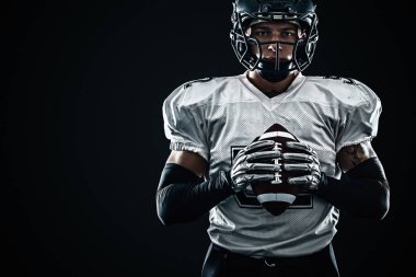 Siyah zemin üzerinde kask Amerikan futbol sporcusu oyuncu. Spor ve motivasyon. Takım sporları.