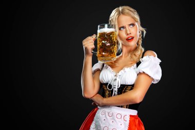 Seksi oktoberfest kız garson, geleneksel Bavyera veya Alman dirndl giyen, siyah arka plan izole içki ile büyük bira kupa hizmet.