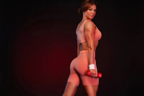 Jonge fitness vrouw atleet en bodybuilder met dumbell. Individuele sporten. Sport recreatie. — Stockfoto