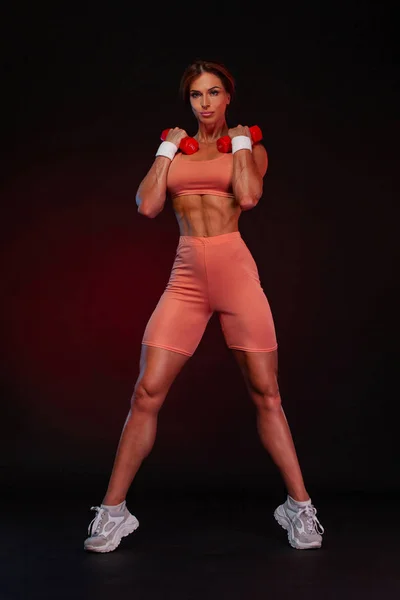 Νεαρή γυναίκα γυμναστικής αθλητής και bodybuilder με dumbell. Ατομικά αθλήματα. Αθλητική αναψυχή. — Φωτογραφία Αρχείου